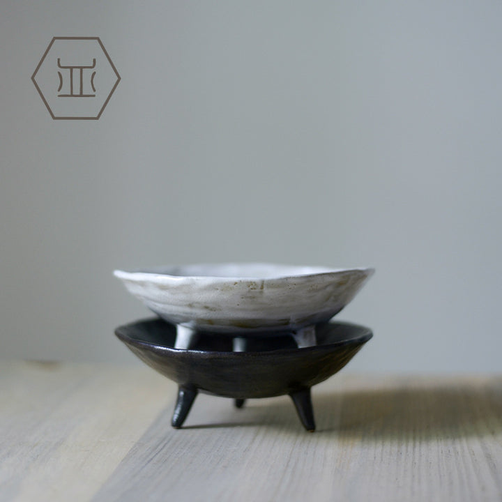Nippon Toki Handmade Three-legged Plate Tedzukuri Black (kuro 15.5*5.5cm)