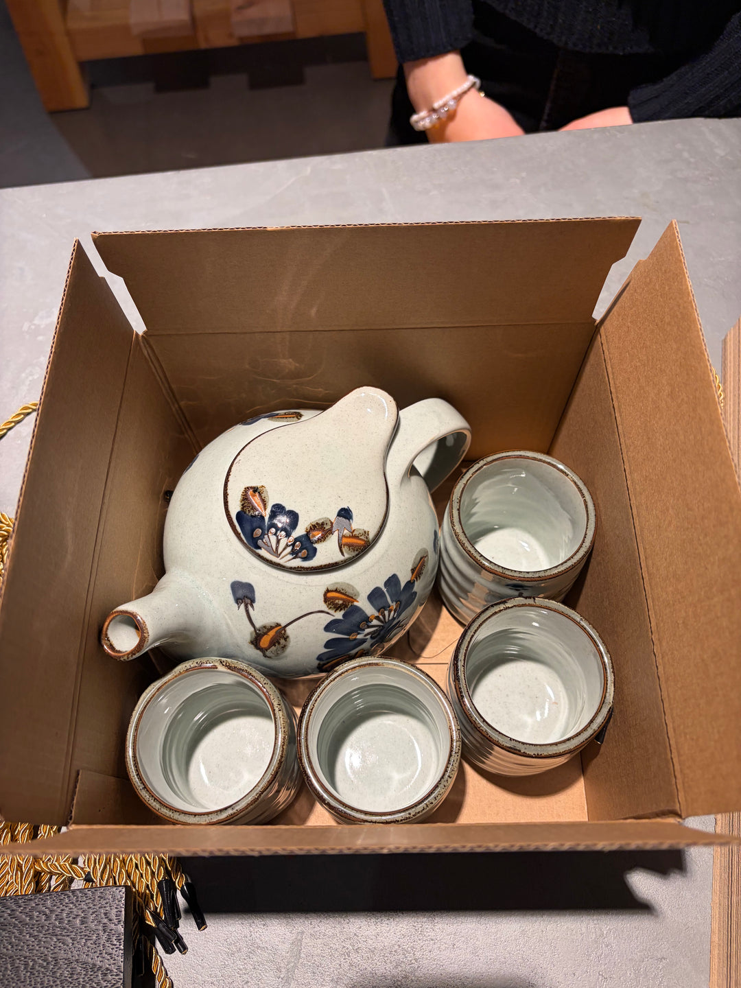 Japanese Tea Pot 950ml with four Tea Cups